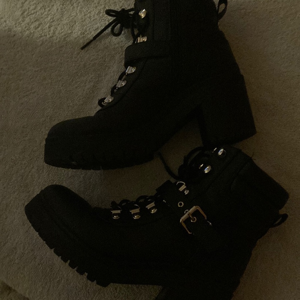 Super cute boots heels😍!